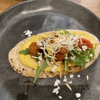 Flatbread met geroosterde tomaatjes, humus en vegan feta  at Vascobelo V-bar in Haarlem