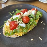 Vegan flatbread met mango hummus en vegan feta.  at Vascobelo V-bar in Haarlem
