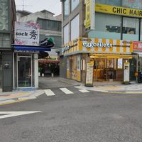 walk in this small road at This World is a Playground - 이 세계는 놀이터예요 in Seoul