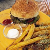 "Be kind" burger (with cheese) and some fries at Mundo Vegan - Vegan World in Funchal