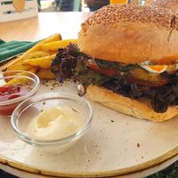Chilly BBQ Birger with fries at Mundo Vegan - Vegan World in Funchal