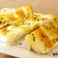 Überteuertes wenn auch leckeres Toast-Knoblauch-Brot at Mundo Vegan - Vegan World in Funchal