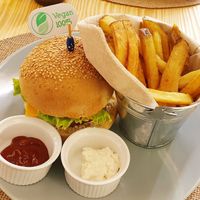 Beyond-Burger mit extrem leckeren Pommes at Mundo Vegan - Vegan World in Funchal