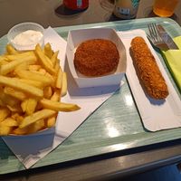 Klein frietje met veganaise, bamischijf en vegan kipcorn at Friethuisje De Groene Rand in Aalter
