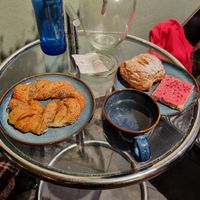 Godess tea, and three delicious sweets. Paid 13€ at Det Rene Brød - Rosenvængets Allé in Copenhagen