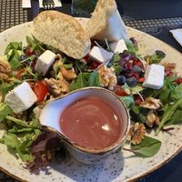 Großer veganer Salat mit Walnüssen, Granatapfel, veganem Feta und Himbeerdressing .  at Peter Pane - Leuchtturm in Rostock