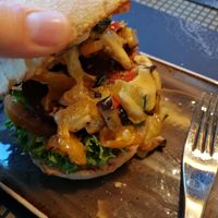 Veganer Burger mit White Smoked BBQ Soße at Peter Pane - Leuchtturm in Rostock