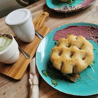 Vegan focaccia and matcha latte 10/10 at Savage in Figueres
