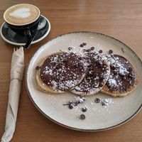 Xocolata negra pancakes i cafè amb llet vegetal at Savage in Figueres