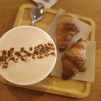 Chai latte amb llet de soja i croissants vegans at Savage in Figueres