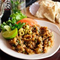 Zaalouk, la pure de berenjena como nunca la haz probado con su ensalada y pan marroquí Batbout de sartén. at Dar Yemma in Puebla