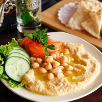 Humus Maghribe con su ensalada y pan marroquí Batbout de sartén. at Dar Yemma in Puebla