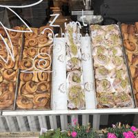 Zimtschnecken / Cinnamon Buns in der Auslage  at Vollkornbäckerei Hartwich in Berlin