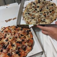 Unten Meat Feast, oben Boscaiola at Sora Lella Roman Vegan Restaurant in Edinburgh