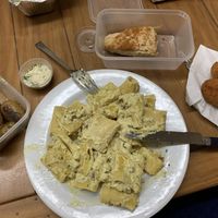 Looks messy but this is via Deliveroo! Carbonara, roast potatoes with mayo, biscoff cheesecake and Suppli Romani. Still hot on arrival at Sora Lella Roman Vegan Restaurant in Edinburgh