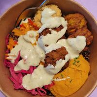 Bol falafel avec fromage végétal at Colibri in Quebec