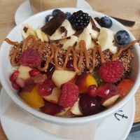 Veganes Porridge mit wechselnden Obst at heimathafen Wiesbaden in Wiesbaden