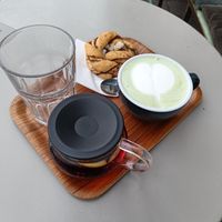 Hibiscus thee, matcha latte met amandelmelk en een cinnamon roll at Peaberry in Ghent