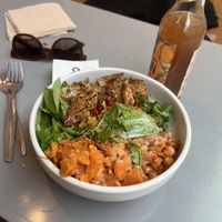 Vegan chicken bowl  at beets&roots - Dorotheenstraße in Berlin