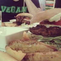 The attack of the Greek vegan burgers at Juicy Jones - Hospital in Barcelona