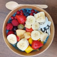 Ocean Bowl with banana, pineapple, zucchini, mango,
dates, coconut, mint, blue spirulina,
fresh fruit, chia seeds and
coconut chips (8.90) at Hucks Lieblingsplatz in Bad Homburg