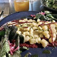 Ñoquis con puré de betarraga exquisito  at Violeta in Santiago