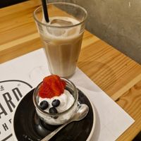 Iced oat latte with homemade vegan whipped cream and fresh fruit at Bastard Coffee & Kitchen - Bajo Izda in Valencia