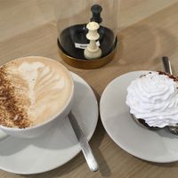 Dirty chai latte and cup cake at Wash'Up Café Laverie Cosy in Paris