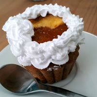 peach cupcake at Wash'Up Café Laverie Cosy in Paris