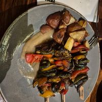 Gegrilde groentespiesjes op uienmoes met aardappelen at Gossimijne in Venray