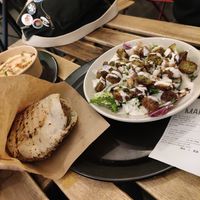 Sandwich de falafels à gauche, falafels à la crème de sésame à droite at Maha in Brussels