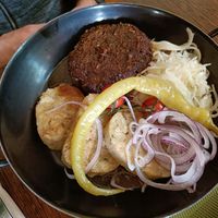 Veganer Schweinsbraten (aus Jackfruit) mit Semmknödel und Krautsalat at Bierosophie in Vienna