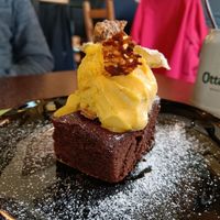 Warmer Schoko-Brownie mit Mangoeis 💓 at Bierosophie in Vienna