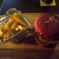 TODD INGRAM (Scott Pilgrim) vegano
Pão beterraba, maionese vegana da casa, cogumelos salteados, tomate, queijo cheddar vegano, hambúrguer de feijão. Acompanha batatas fritas pal at Spoiler in Porto Alegre