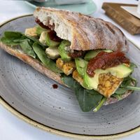 Coca de tempeh y aguacate at Me Time in Blanes