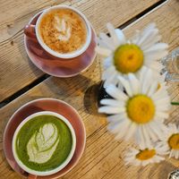 Chai latte et matcha latte lait d’avoine at Maelstrøm in Quebec