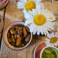 Patate rissolées avec zeste de citron et mayo vegan à l’ail noir at Maelstrøm in Quebec