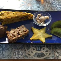 Vegan cakes (Gofio, Apple, Curcuma), almonds and island fruits 🥝  at La Garza in La Palma