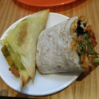Samosas y fajita de hummus at Birosta in Zaragoza