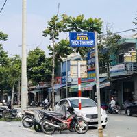 Corner road with Dien Bien Phu at Banh Mi Cart in Hue