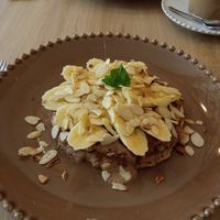 Panqueca de espelta com manteiga de amendoim e banana at Raiz in Aveiro