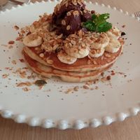 Panqueca de espelta com gelado de açaí e banana at Raiz in Aveiro