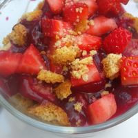 Sobremesa de morangos, bolacha e creme at Raiz in Aveiro