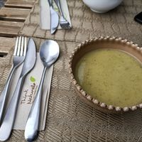 Sopa de curgette, grão e hortelã at Raiz in Aveiro