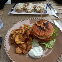 Burger Feijão Azuki & Chips de batata doce at Raiz in Aveiro