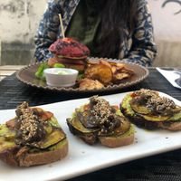 Tofu Burger, und Tofu Toast at Raiz in Aveiro