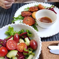 Red lentil falafels and mixed salad at Raiz in Aveiro