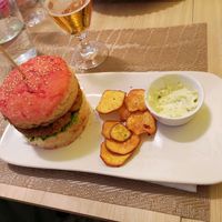 Burger e patatine di bastata dolce 😋 at Raiz in Aveiro