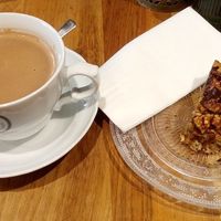 Déjà entamé 😂 mais voici le banana bread qui est vegan et le mocha au lait d'avoine que j'ai commandés! at Petit Royal in Zermatt