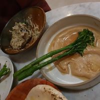 Bimi met tahinisaus €9,50 (er lagen nog 2 stengels maar die had ik al opgegeten) en baba ganoush €8,- met naan €2,- at HUMM Restaurant in Antwerpen